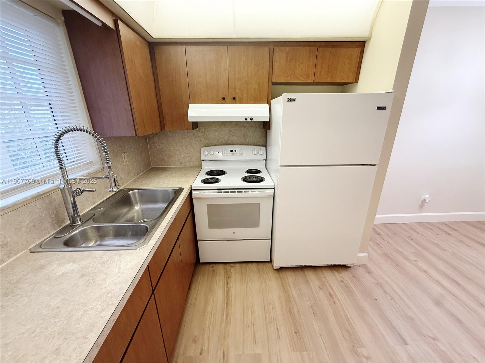 Hallandale Beach Condo: 216 Southwest 10th Street