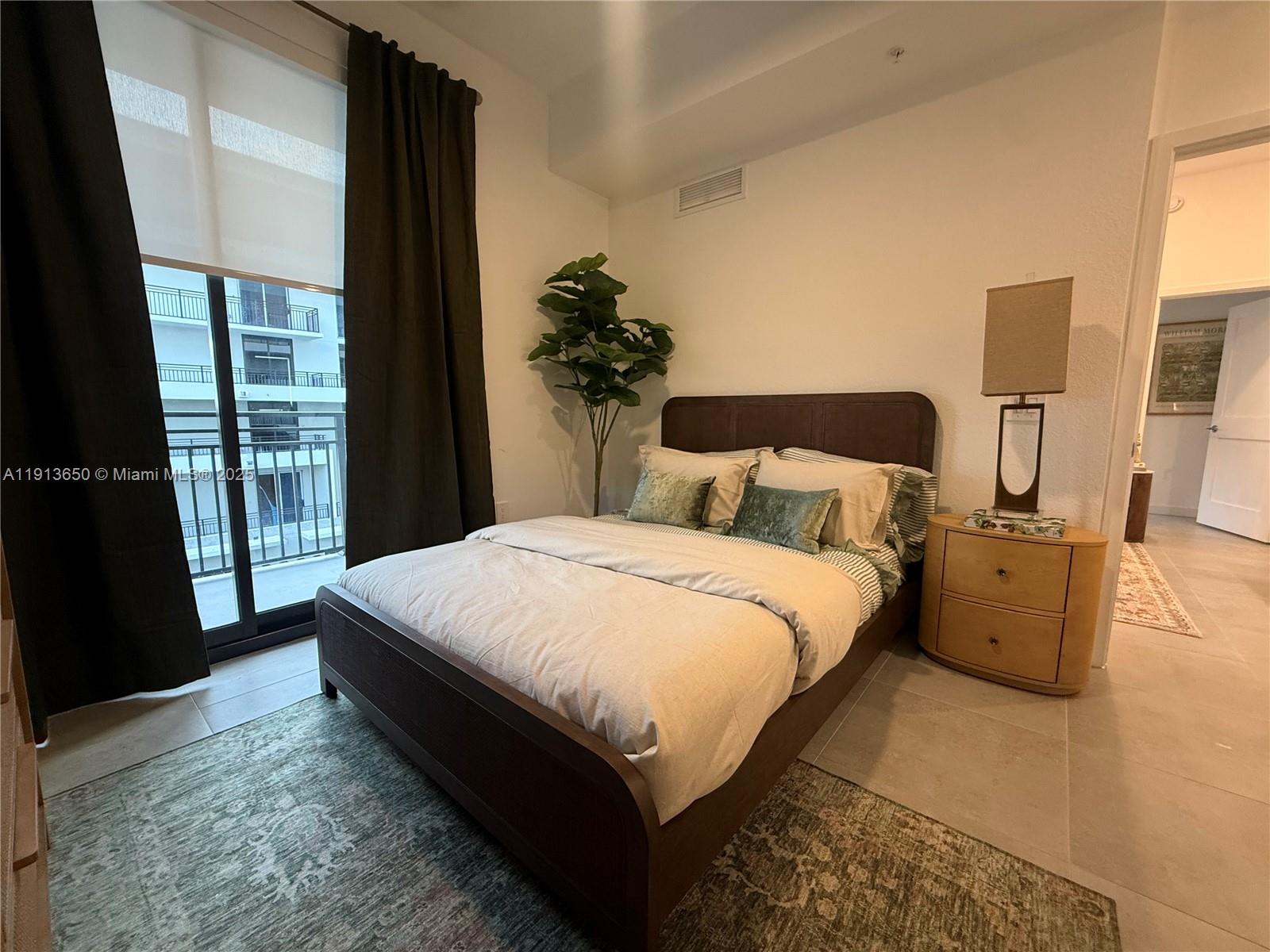 Hollywood Condo: 2001 Van Buren Street