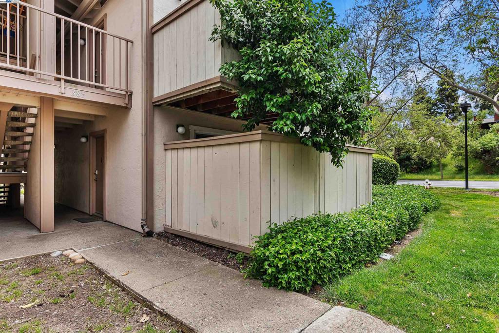 Pleasant Hill Condo: 385 Camelback Road