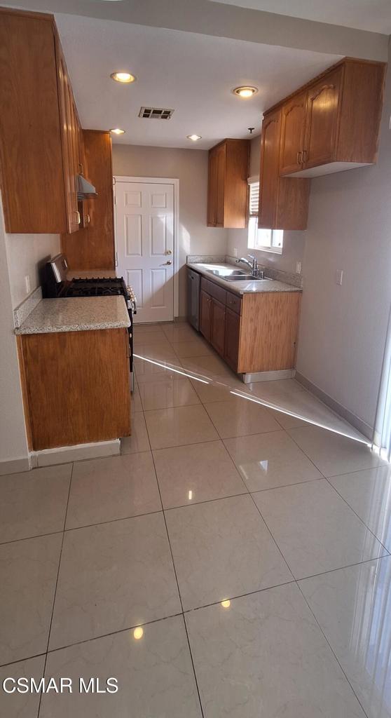 Van Nuys Condo: 7337 Balboa Boulevard