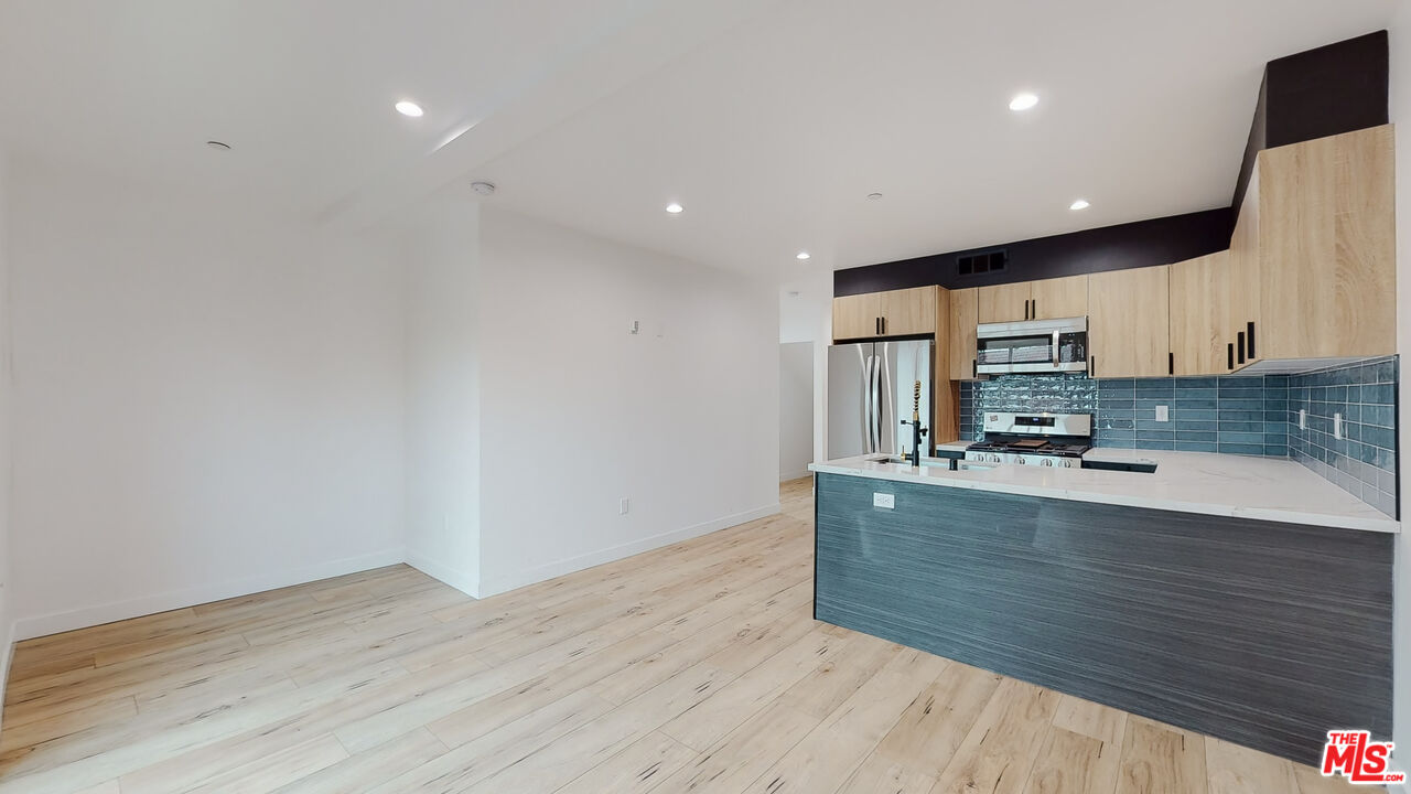 Los Angeles Condo: 6807 Gloria Avenue