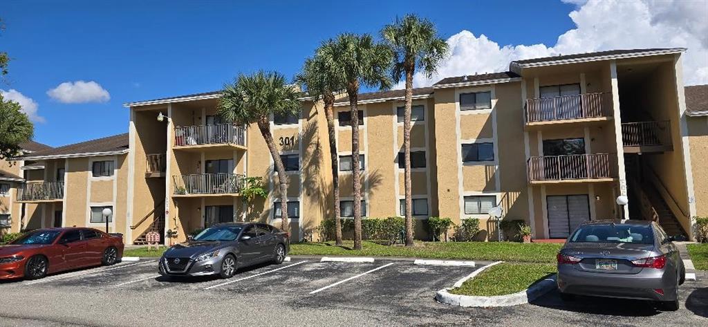 Pembroke Pines Condo: 301 Palm Way