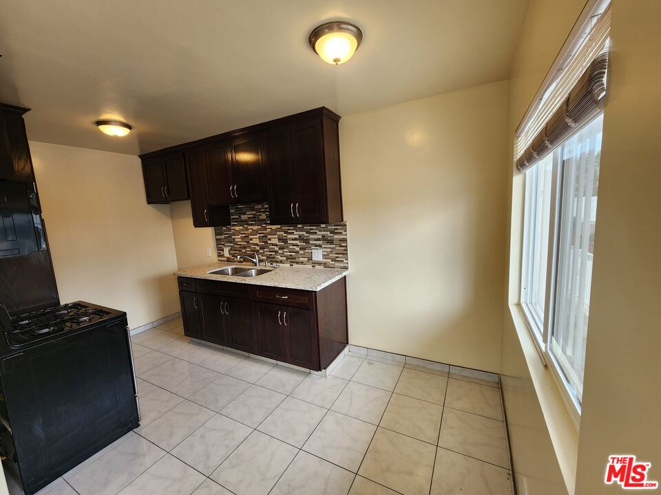 Los Angeles Condo: 1533 West 80th Street