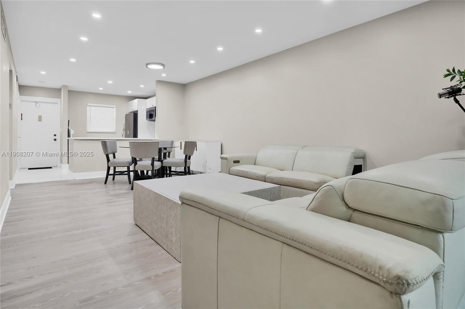 Hollywood Condo: 100 Ashbury Road