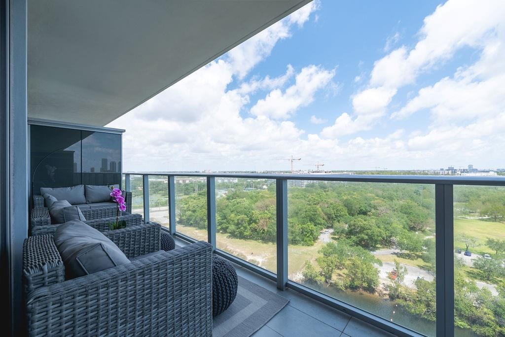North Miami Beach Condo: 16385 Biscayne Boulevard