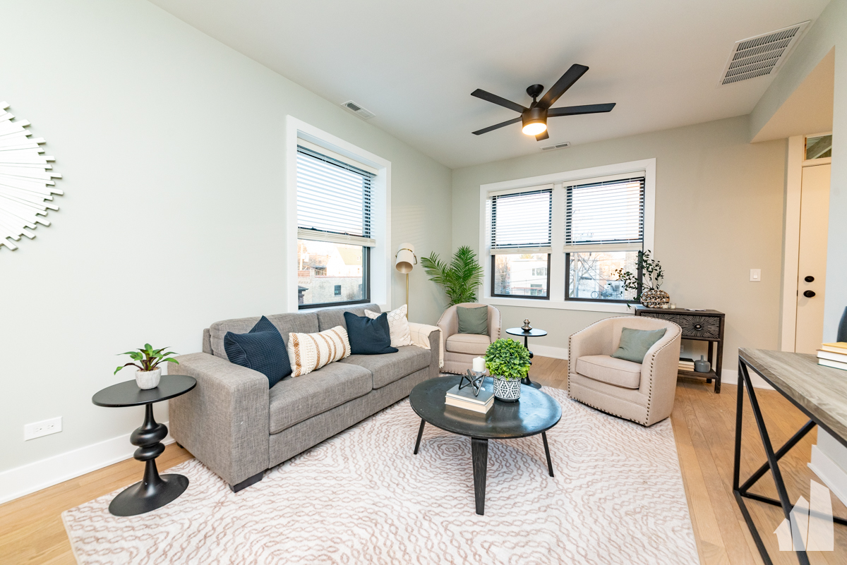 Chicago Condo: 2020 W Montrose.