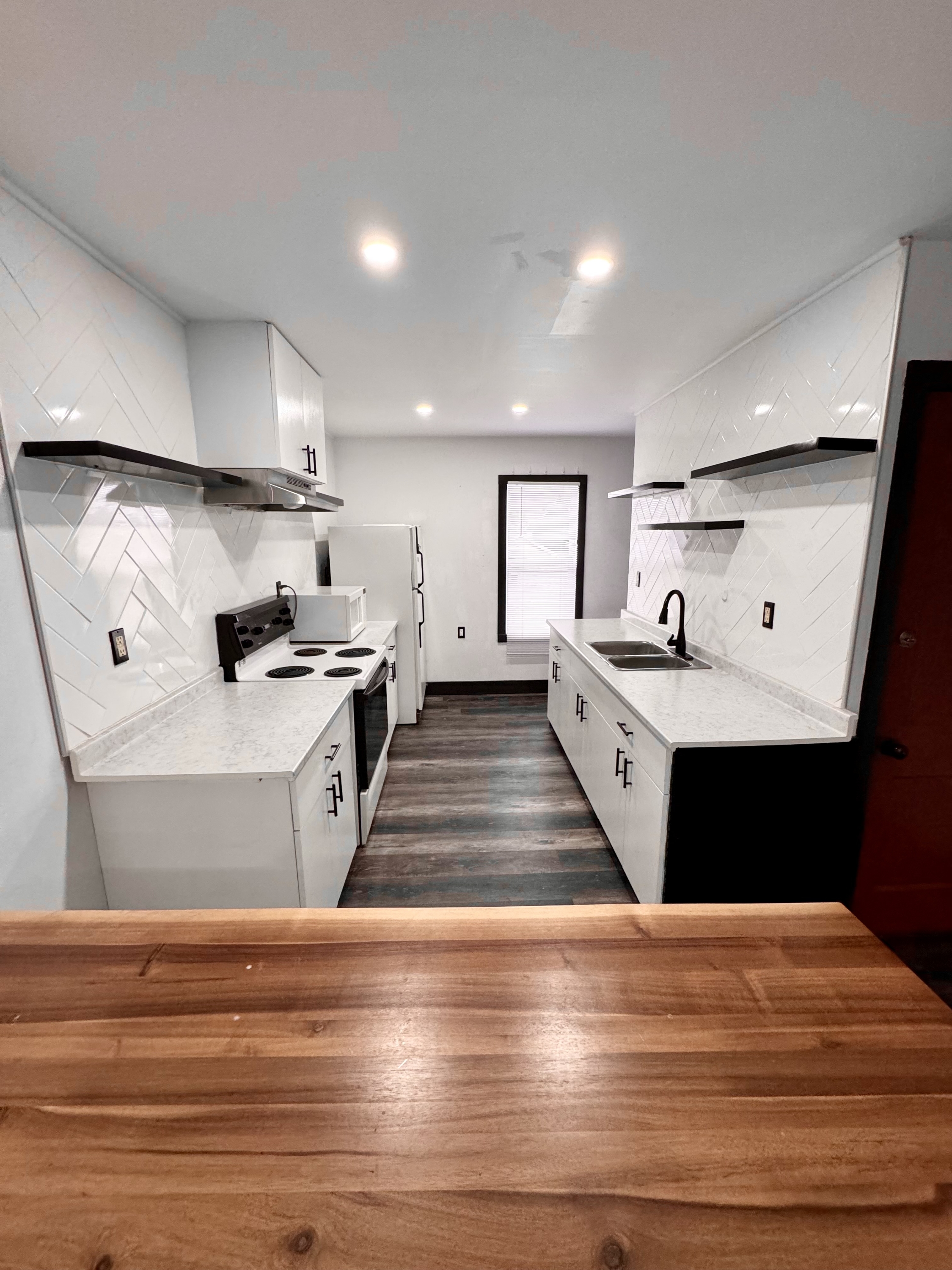 Windsor Condo: 1663-1661 Howard Ave