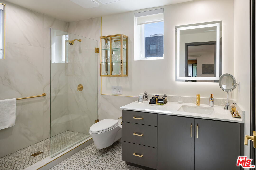 Los Angeles Condo: 118 Orlando Avenue