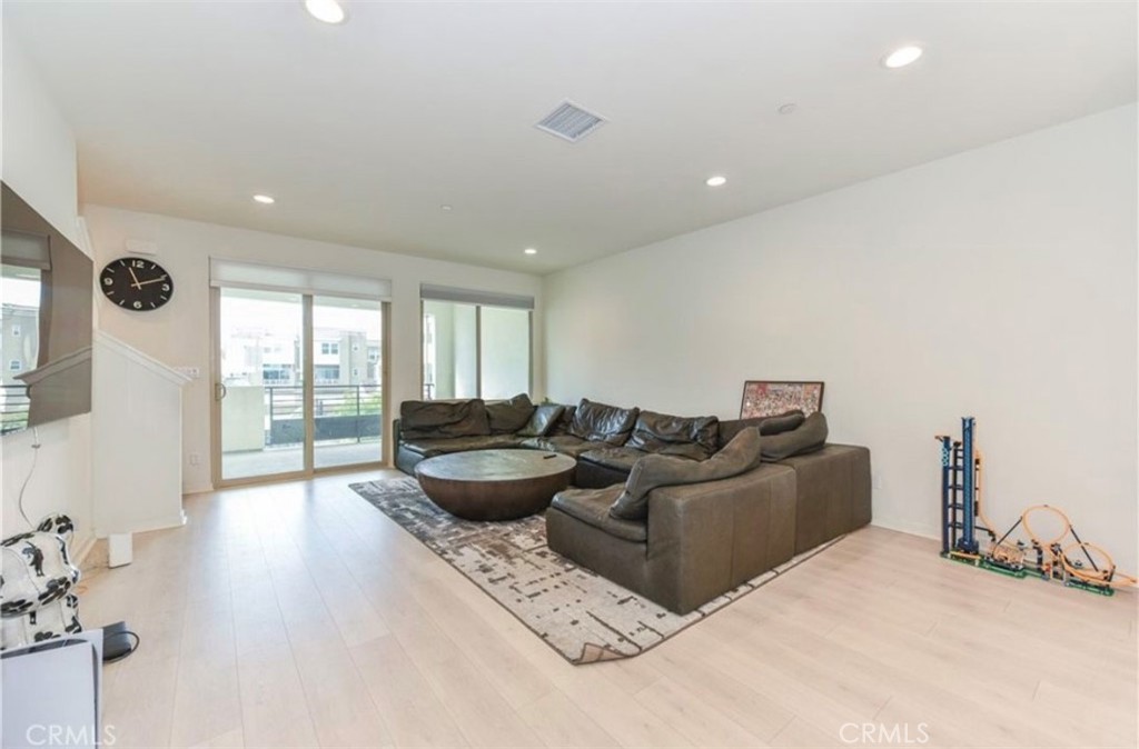 Irvine Condo: 175 Frame