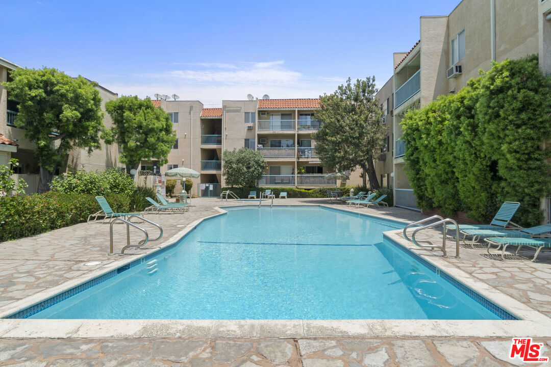 Tarzana Condo: 18307 Burbank Boulevard