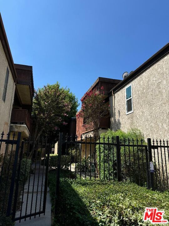 Sherman Oaks Condo: 13112 Moorpark Street