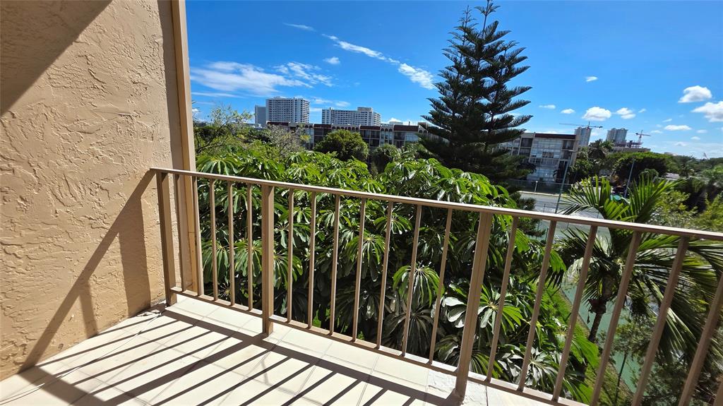 Hallandale Beach Condo: 2001 Atlantic Shores Boulevard