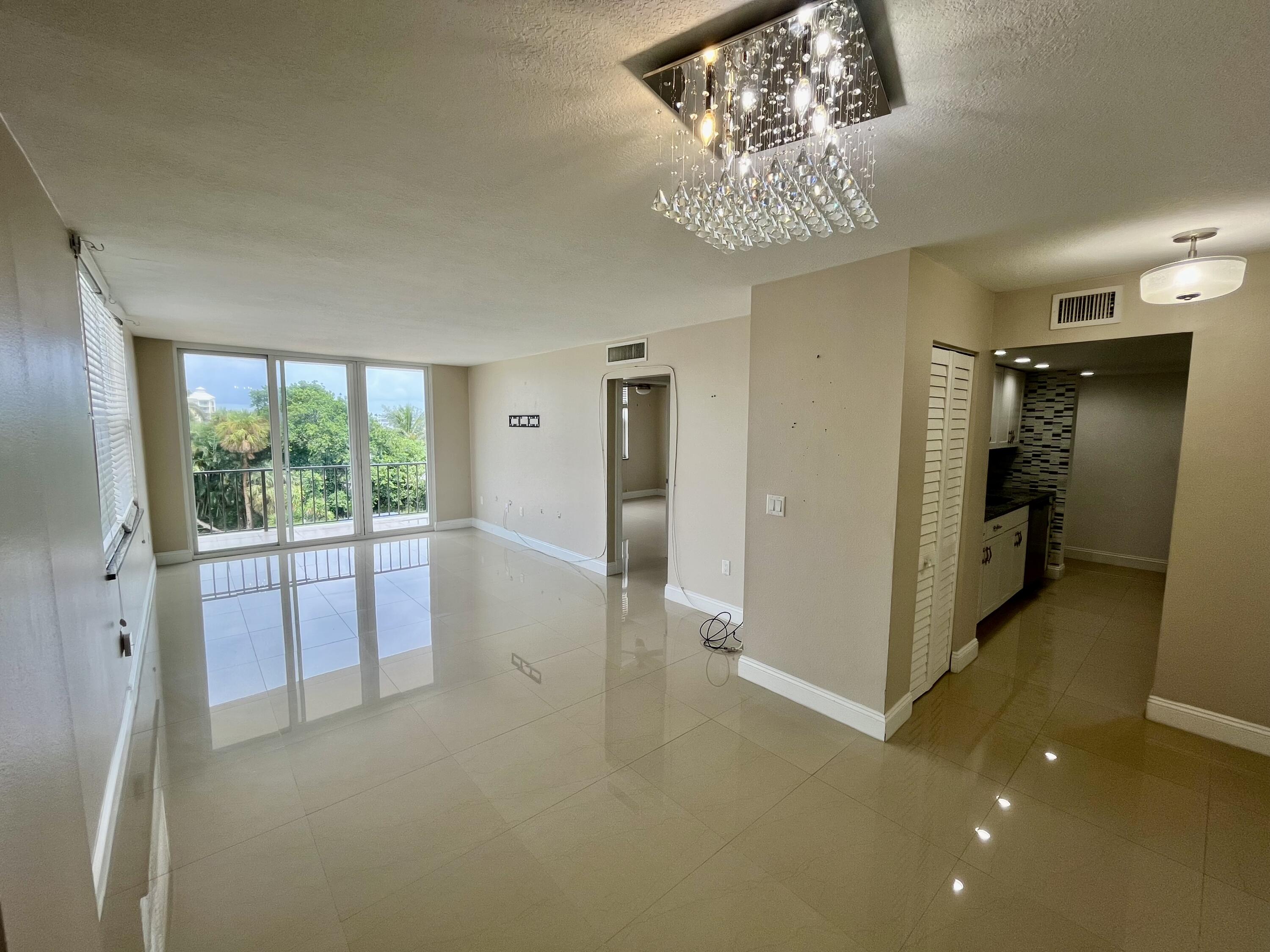 Lantana Condo: 301 Croton Avenue