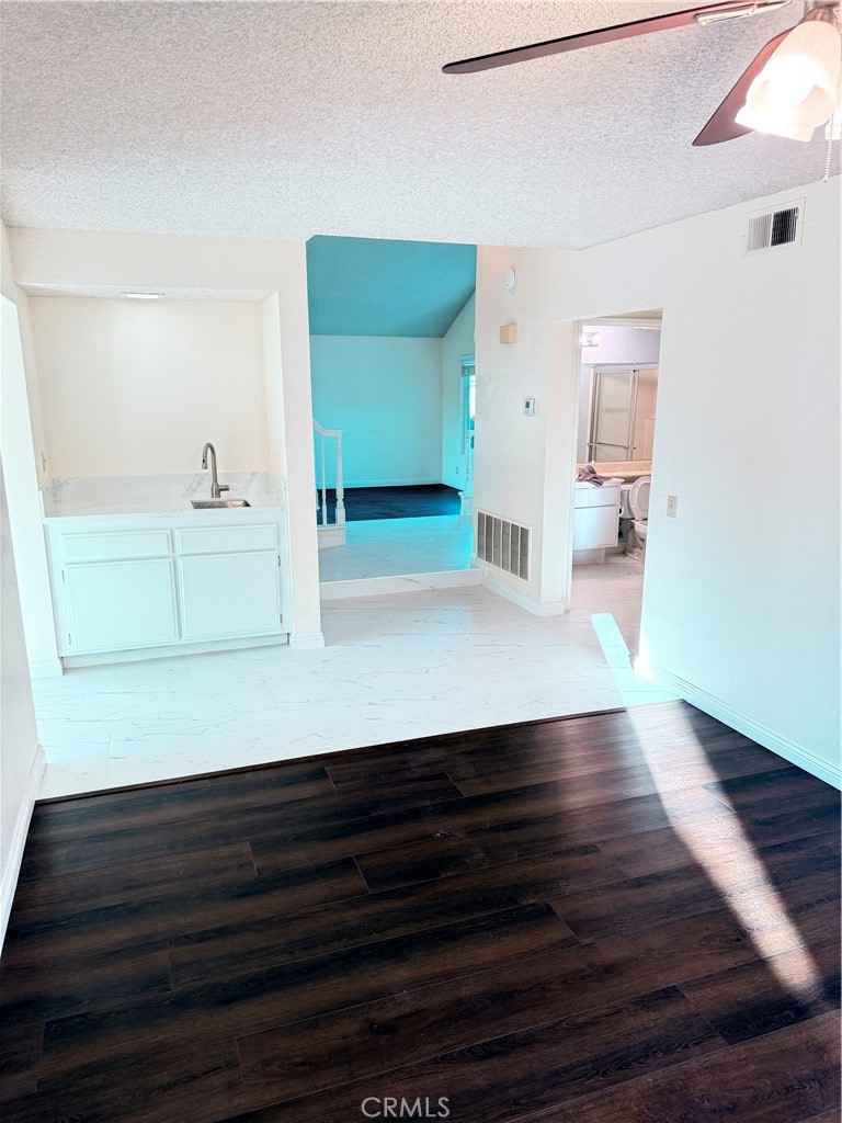 Corona Condo: 2450 Vía Pacifica