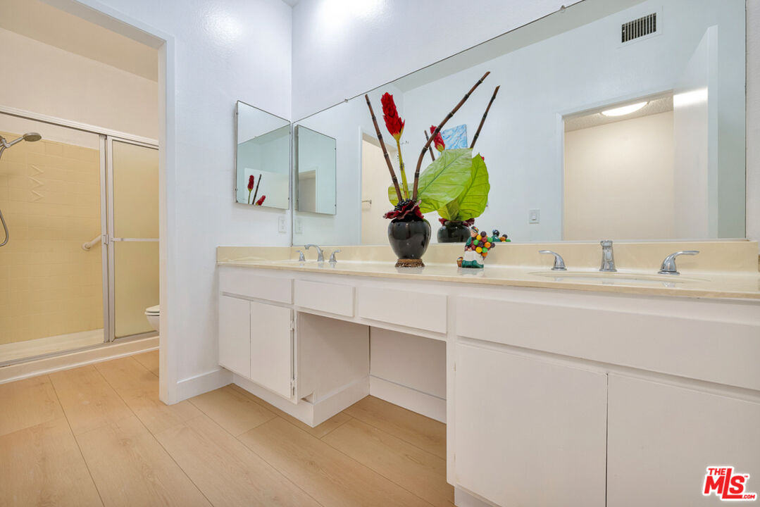 Los Angeles Condo: 1727 South Bentley Avenue