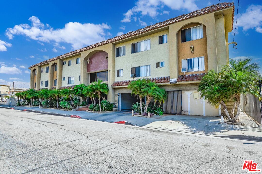 Hawthorne Condo: 14108 Doty Avenue