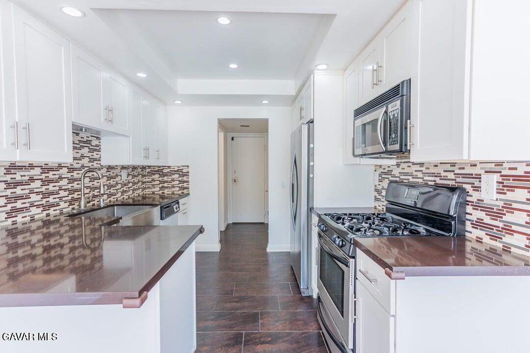 Northridge Condo: 18452 Lemarsh Street