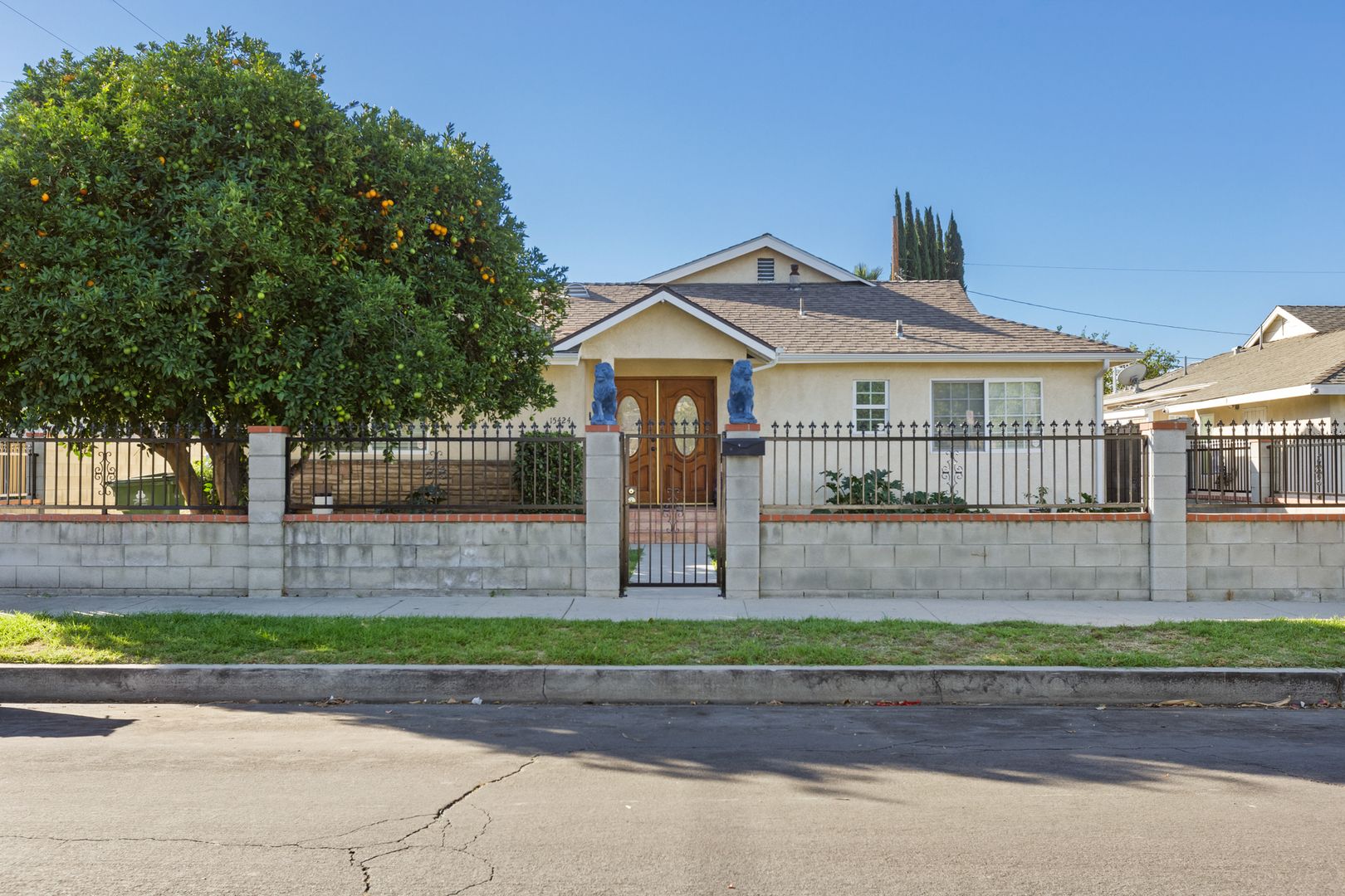 Mission Hills, House: 15424 Mayall St,