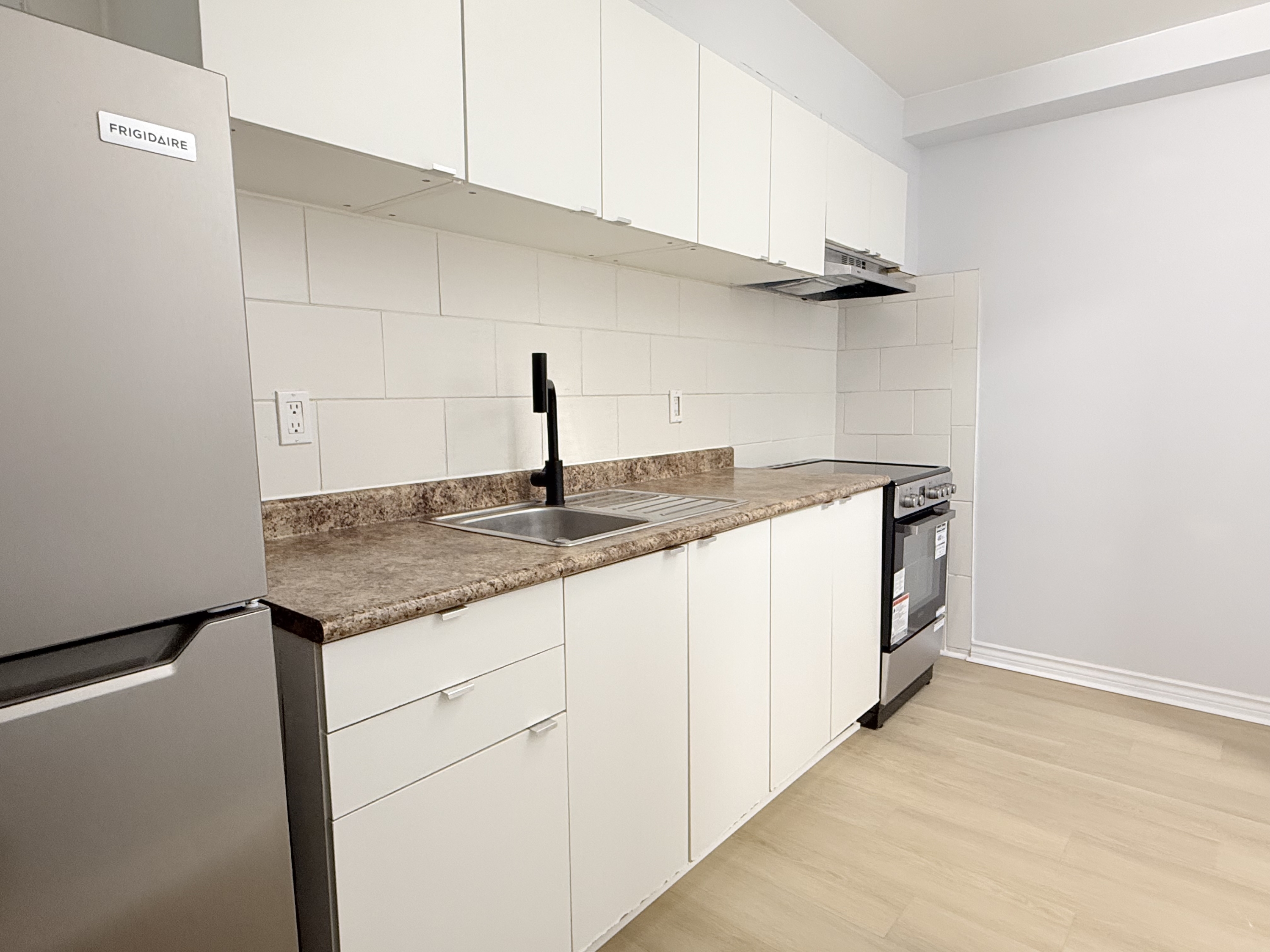 Windsor Condo: 1989 Wyandotte St W