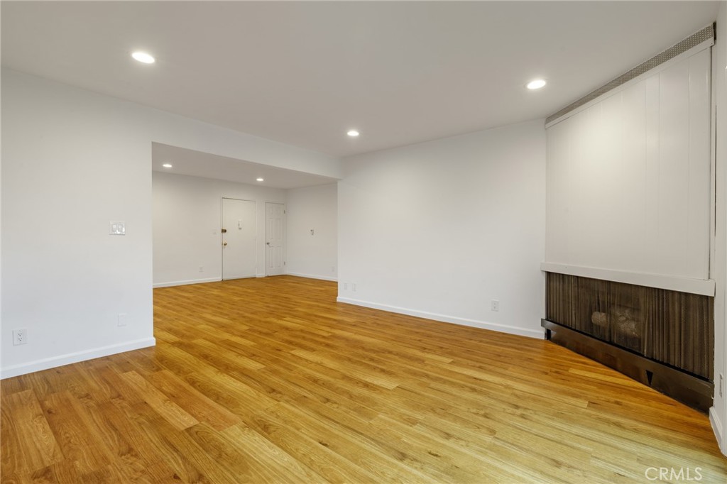 North Hollywood Condo: 6140 Whitsett Avenue