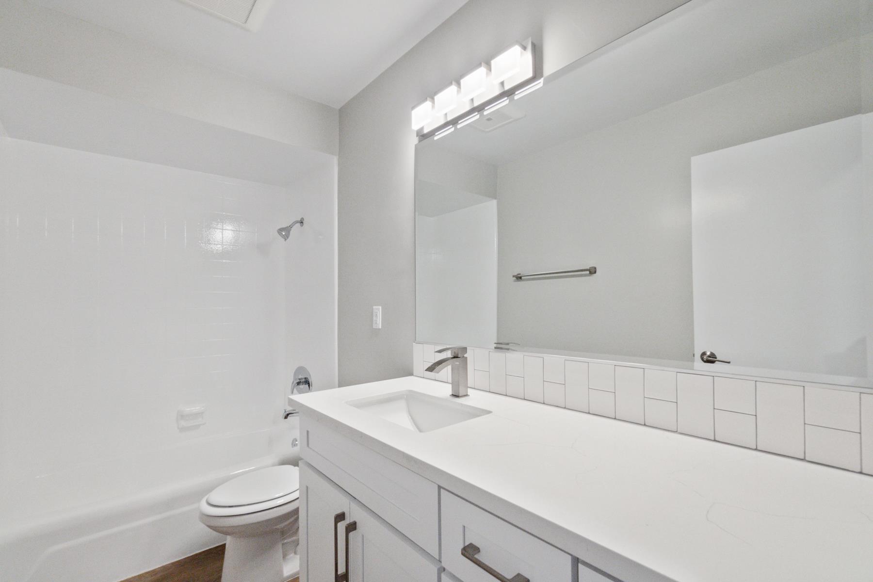 Tustin Apartment: 190 Centennial Way