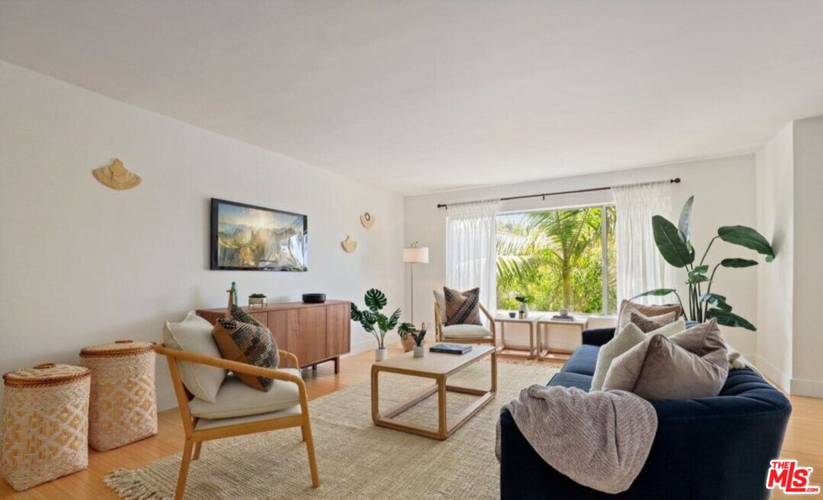 Los Angeles Condo: 6624 South Springpark Avenue