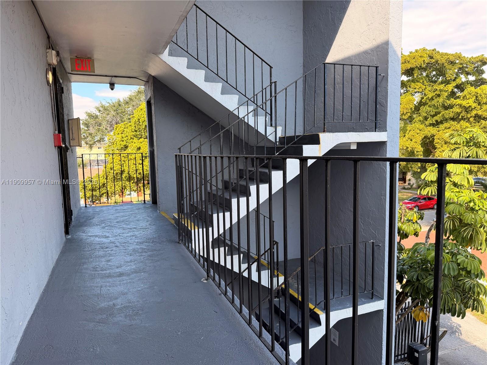 North Miami Condo: 13725 Northeast 6th Avenue