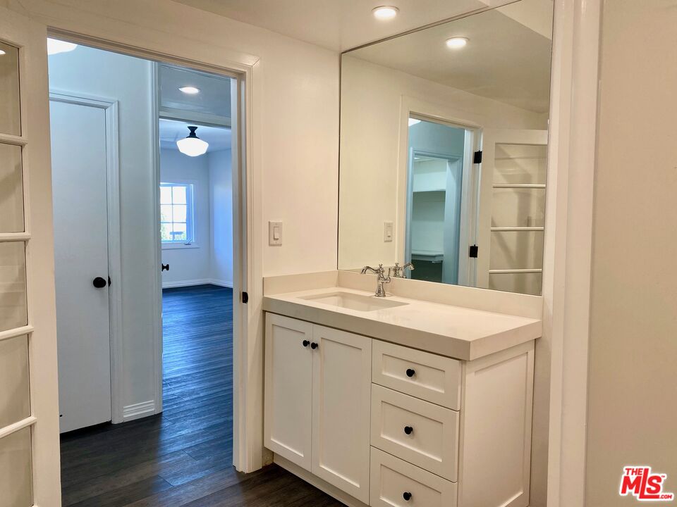 Los Angeles Condo: 619 South La Brea Avenue