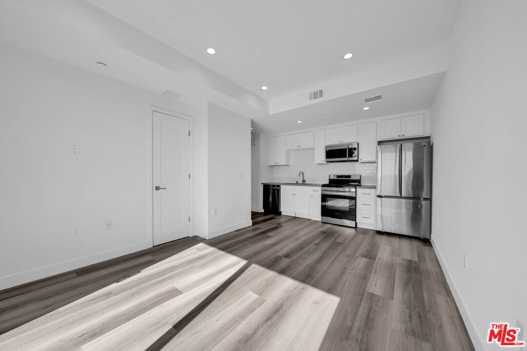 Los Angeles Condo: 667 North Wilton Place