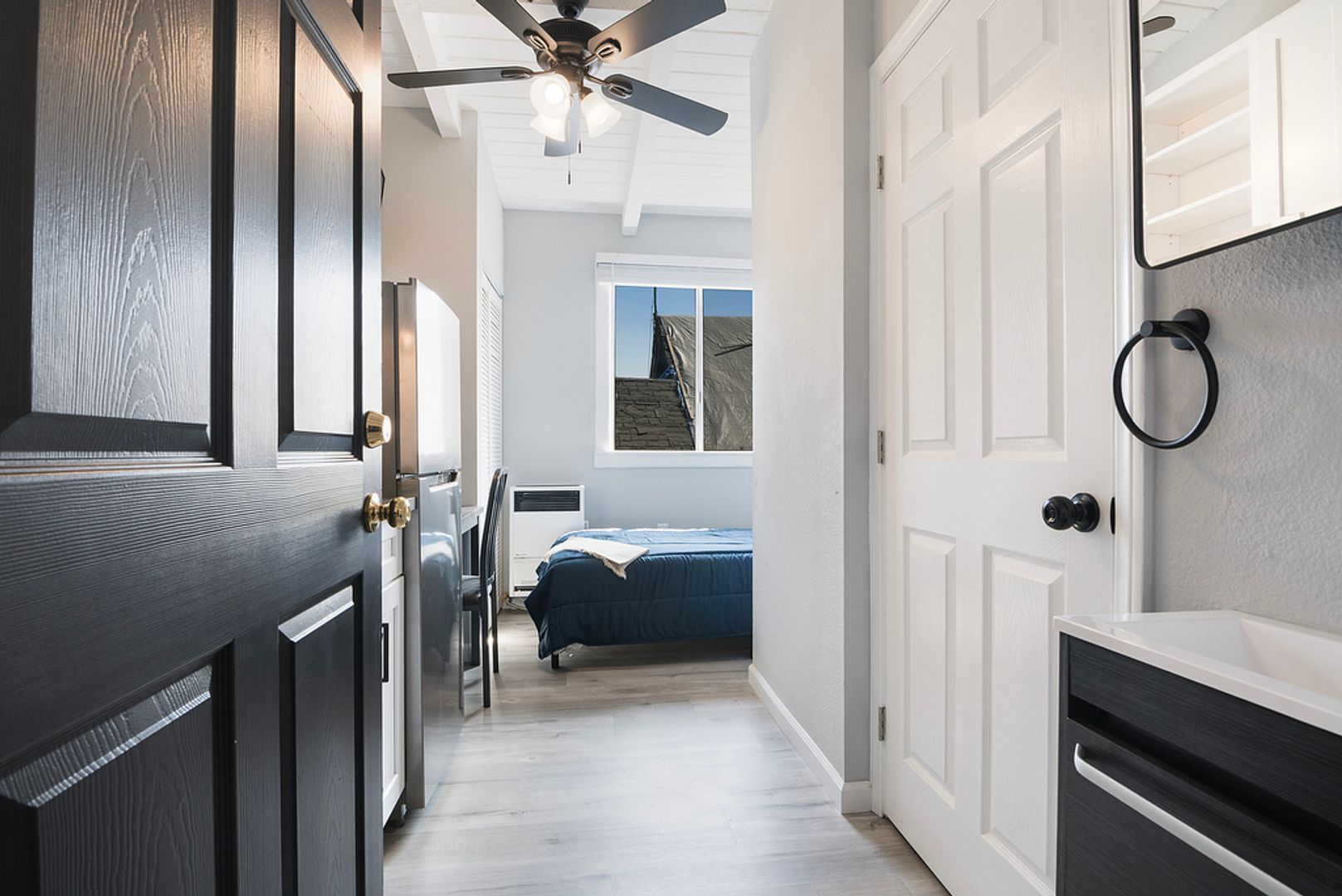 Los Angeles Apartment: 1864 Cordova St