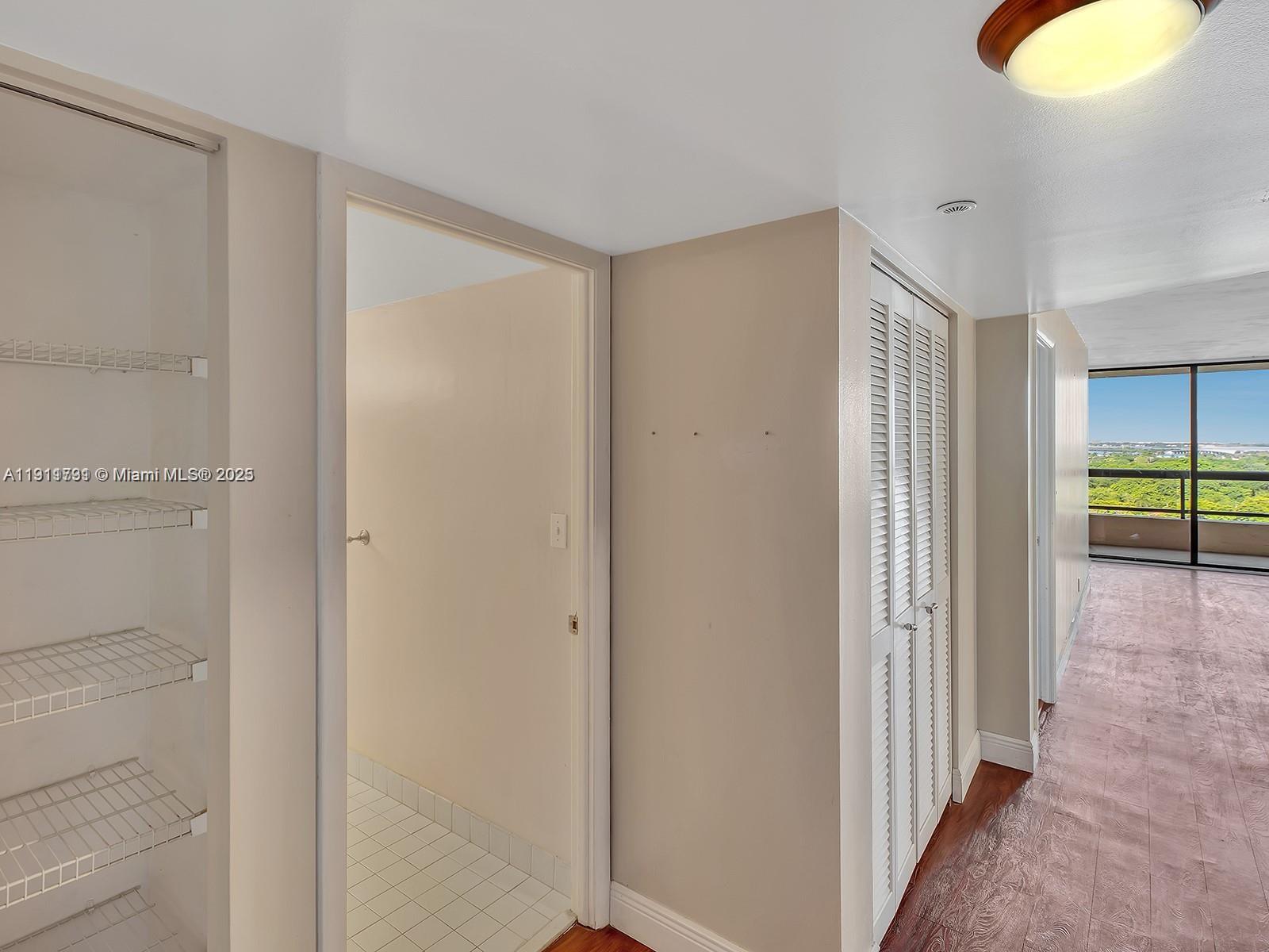 Miami Beach Condo: 2555 Collins Avenue