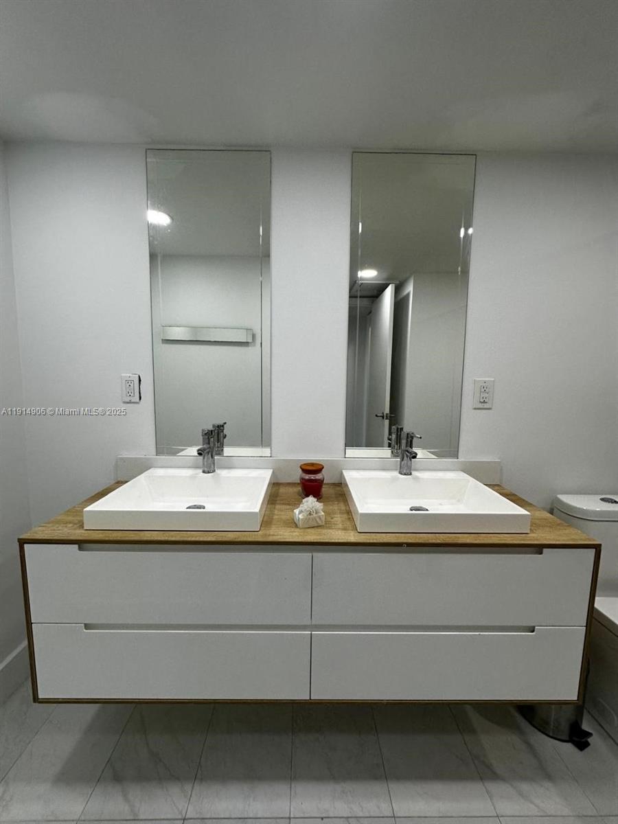 Miami Beach Condo: 5600 Collins Avenue