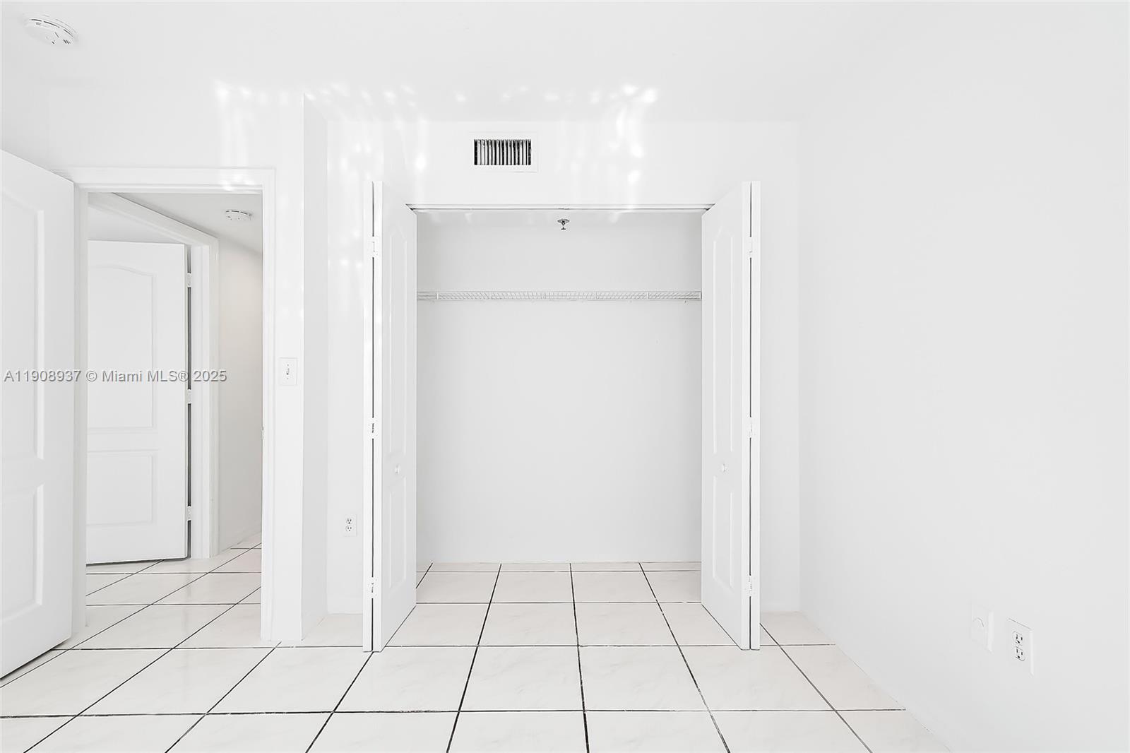 Miami Beach Condo: 2642 Collins Avenue