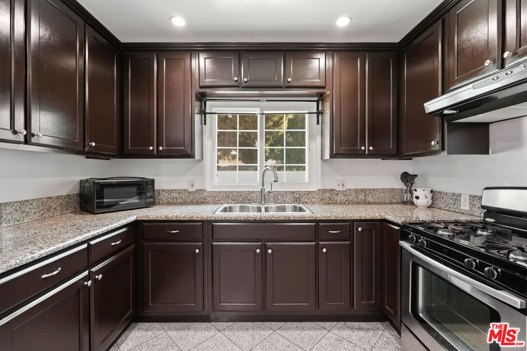 Inglewood Condo: 11006 Mansel Avenue