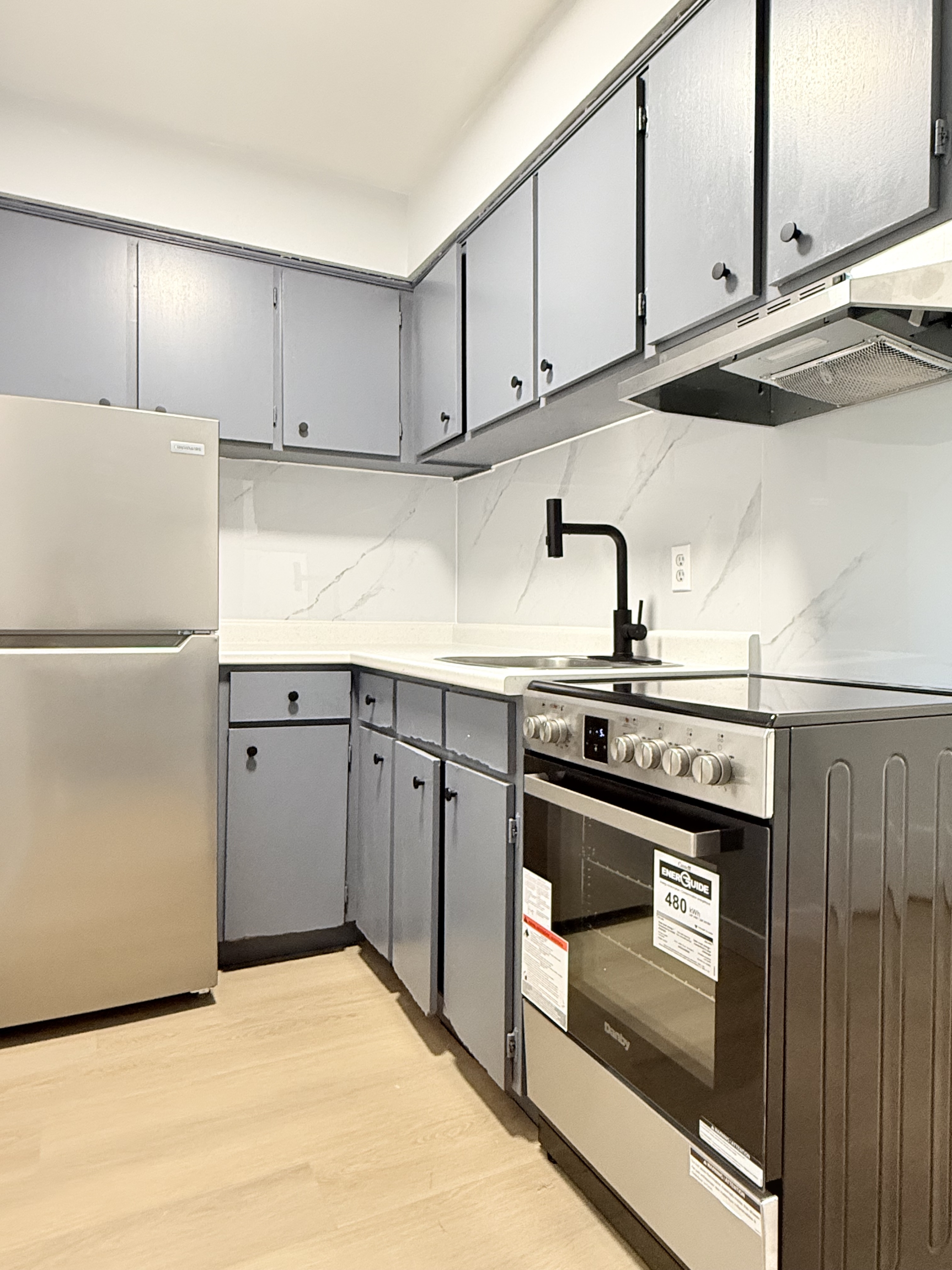 Windsor Condo: 1989 Wyandotte St W