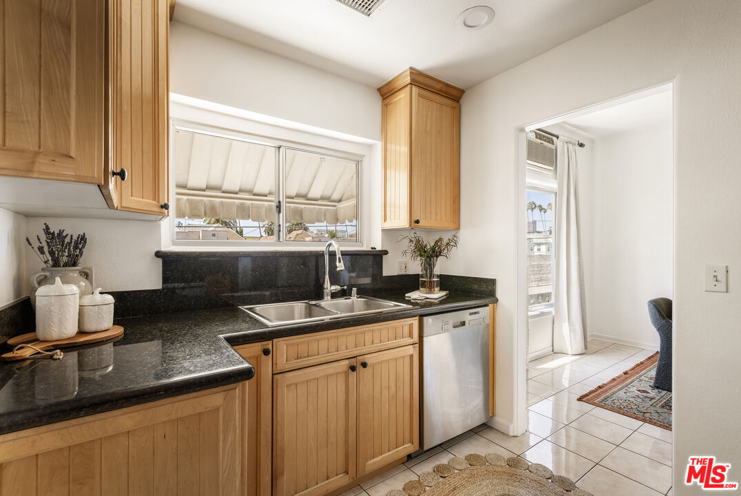 Los Angeles Condo: 1147 South Westmoreland Avenue