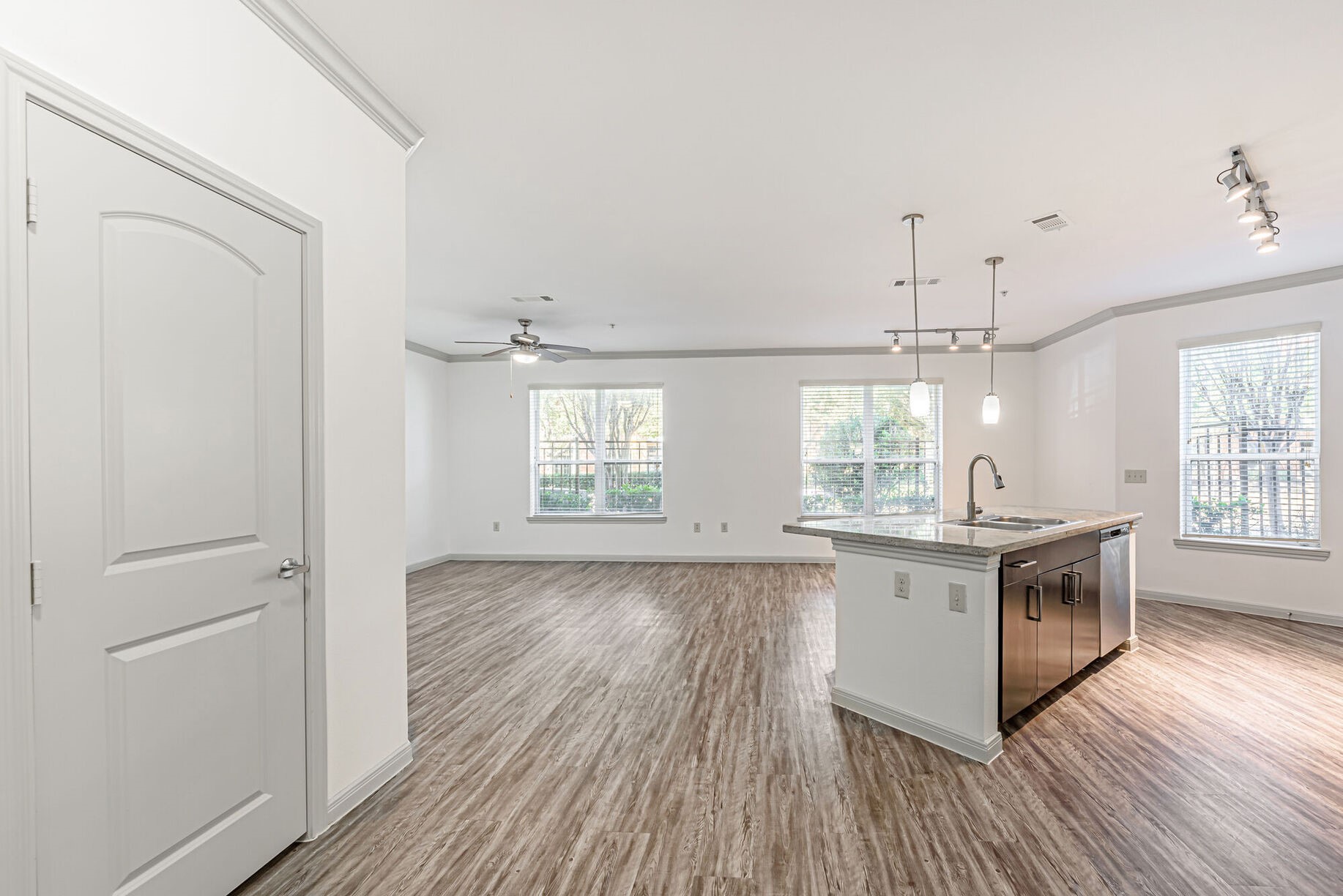 Houston Condo: 8877 Lakes At 610 Drive