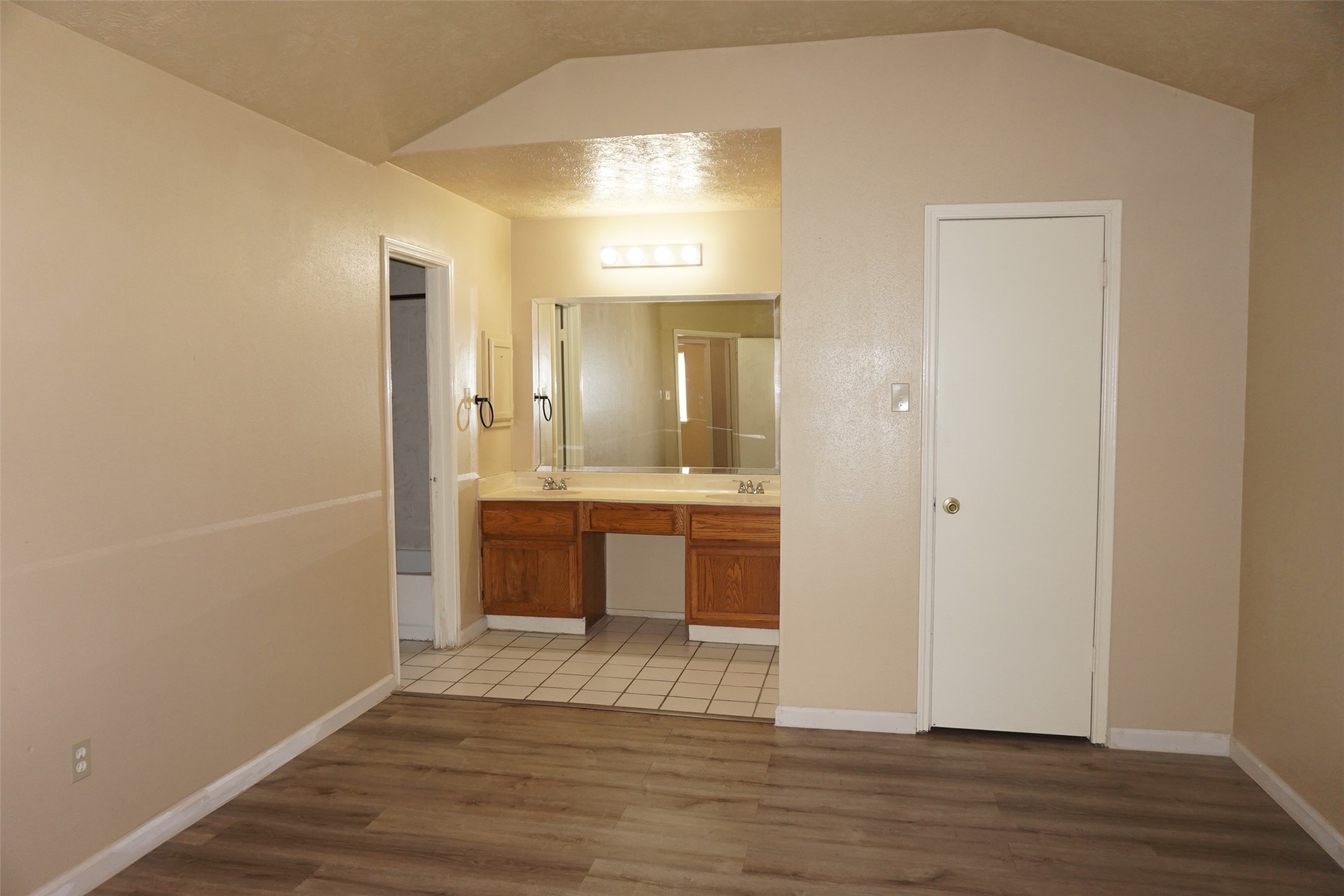 Humble Condo: 6023 Woodmancote Drive