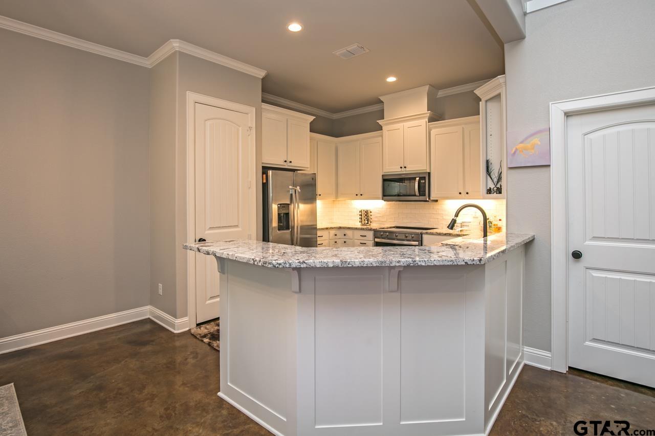 Lindale Condo: 18310 Timber Oaks Drive