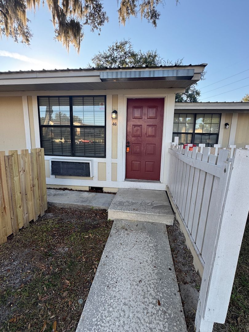 Leesburg Condo: 420 Mills Street