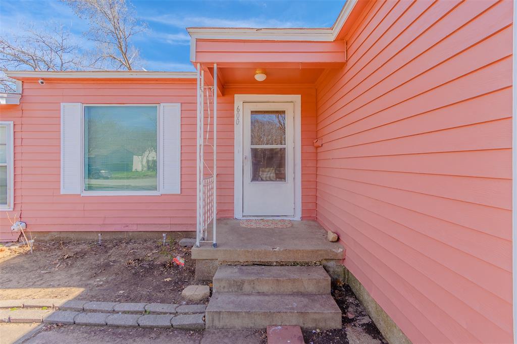 Grand Prairie Condo: 600 Northeast 11th Street