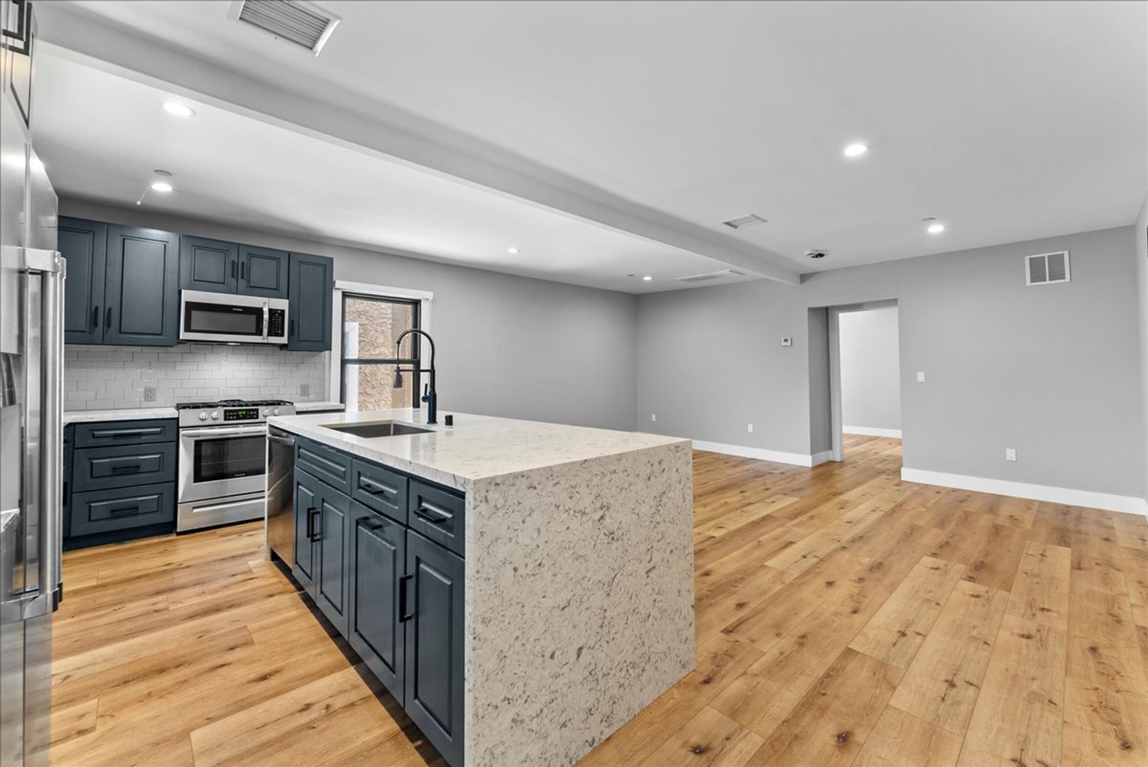 Los Angeles Condo: 1182 West Blvd