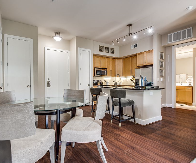 Houston Condo: 800 Town and Country Blvd