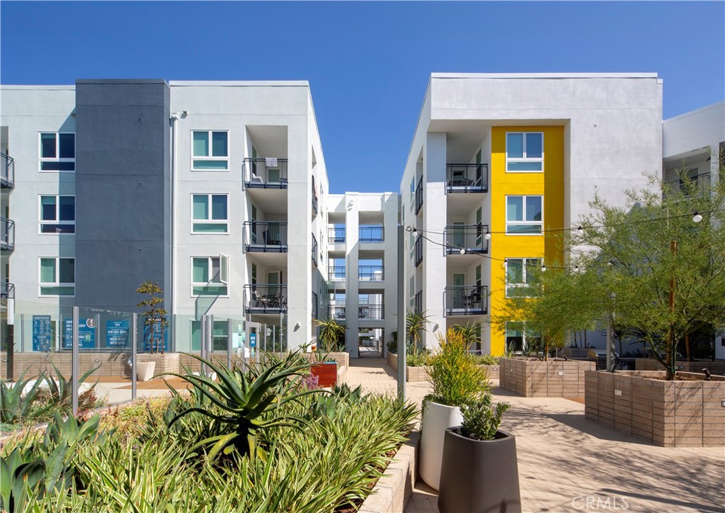 Northridge Condo: 19535 Nordhoff Street