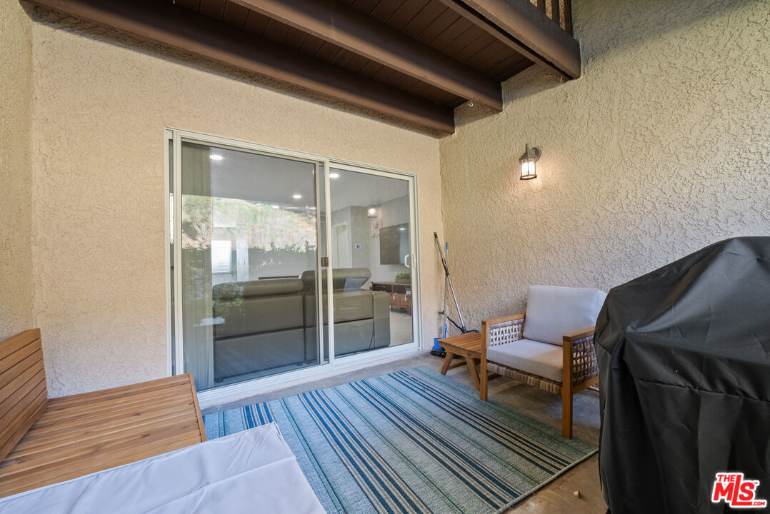 Burbank Condo: 8024 Vía Pompeii