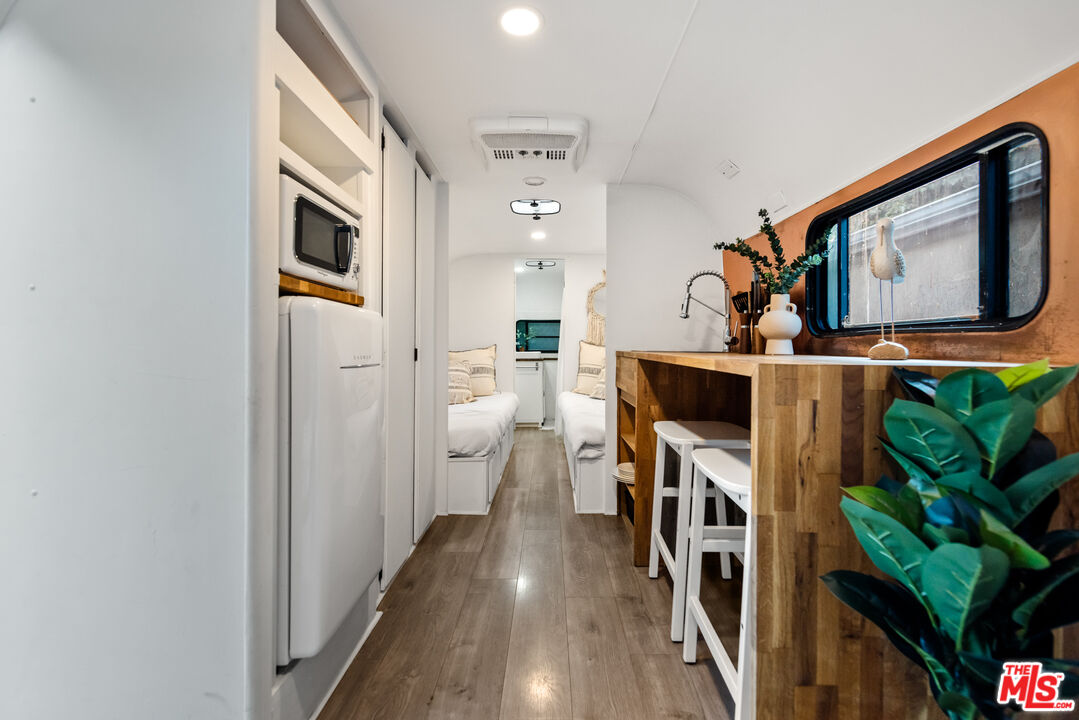 Topanga Condo: 272 North Topanga Canyon Boulevard