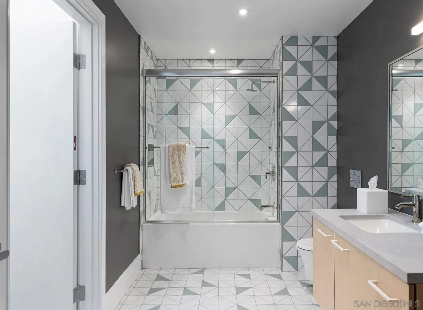 Solana Beach Condo: 330 South Cedros Avenue