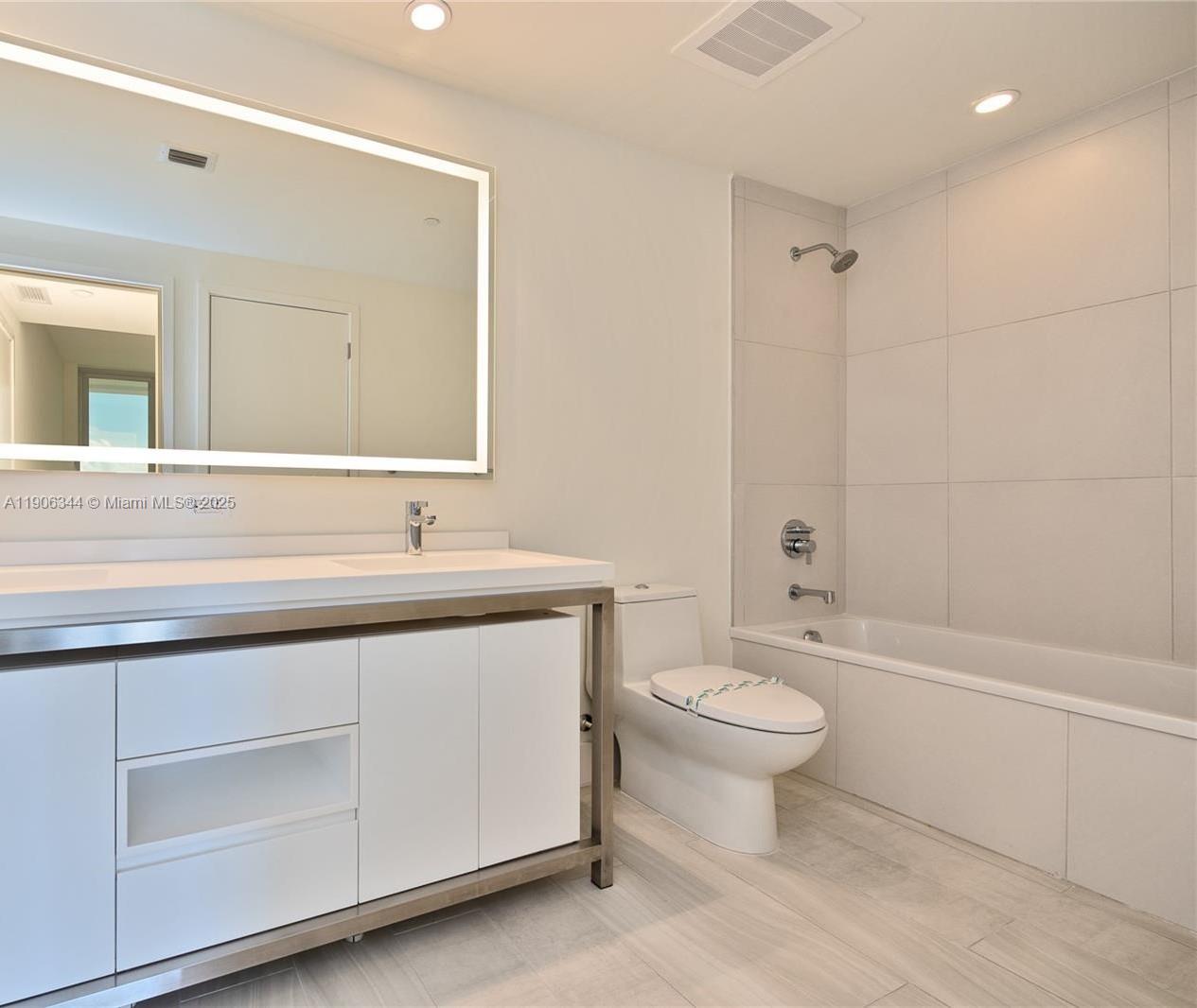 Sunrise Condo: 2000 Metropica Way