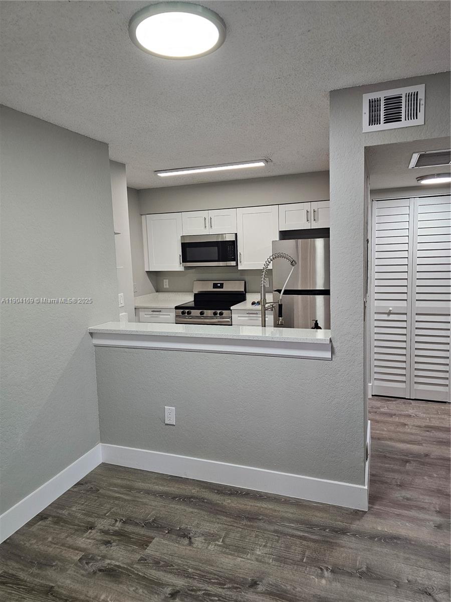 Oakland Park Condo: Oakland Forest