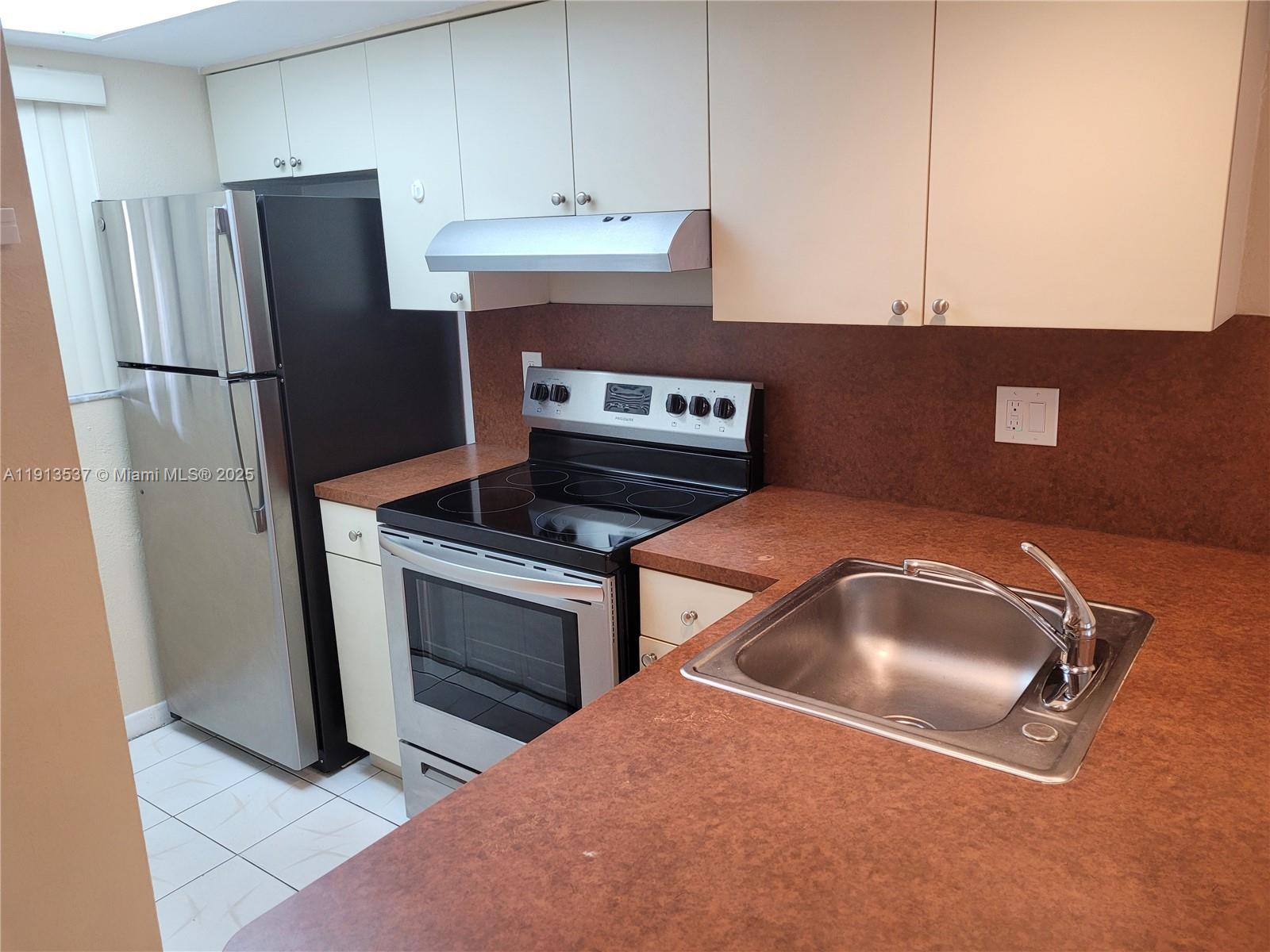 Hialeah Condo: Lakebelle